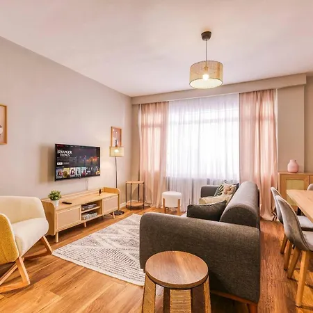 Modern, 3br, Location *