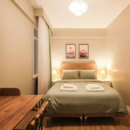 Modern, 3br, Location *