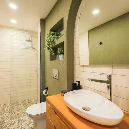 Modern, 3br, Location