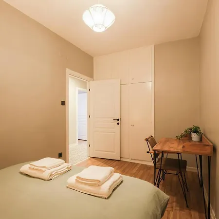 Modern, 3br, Location *